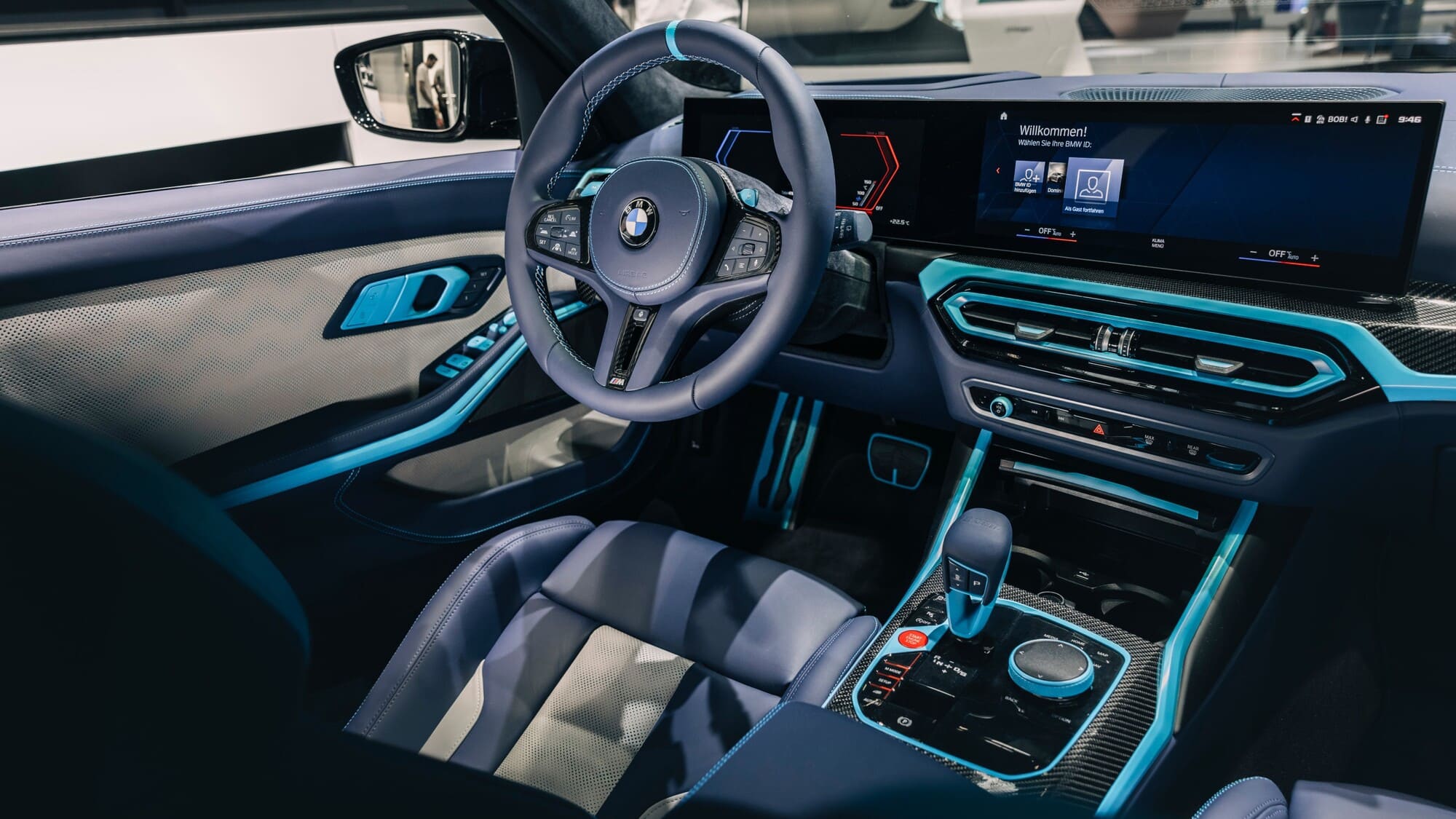 BMW M3 G81 TOURING: Hier wurde das gesamte Fahrzeug veredelt. Dazu gehören die Sitze, Türverkleidungen, Mittelkonsole, Armaturenbrett, Himmel und Kofferraum. Zudem wurden die Lackpaket Sonderausstattungen gewählt, sodass alle Lackteile im passenden hellblauen Farbton veredelt wurden.