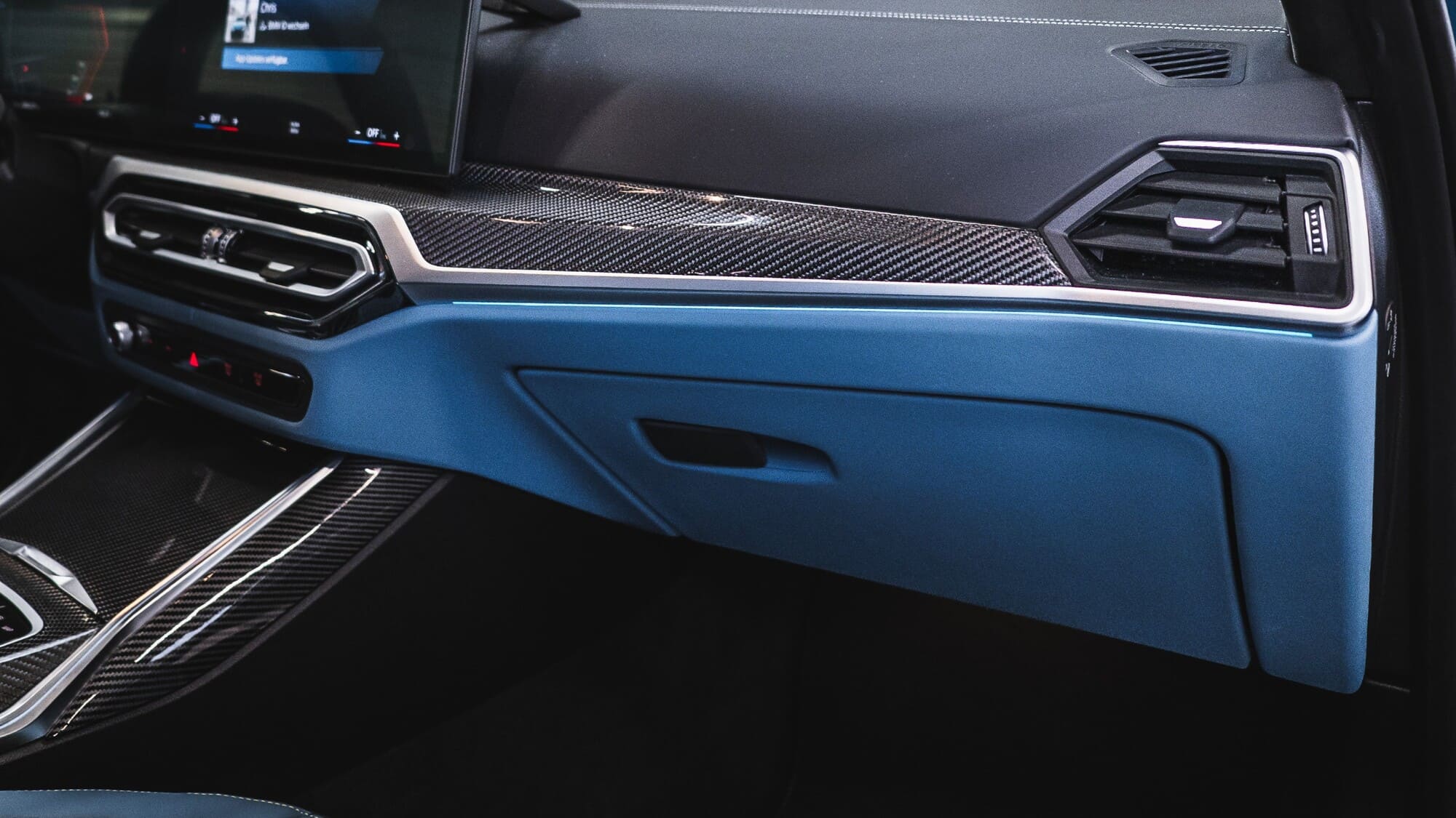 BMW M3 G81 TOURING: Hier wurden mehrere Elemente des Fahrzeuginterieurs an das Individual Paket von BMW (ab Werk) veredelt. Dazu gehören Teile der Türverkleidungen, Armauflagen, sowie die A-,B- und -Säulen und der Himmel.
