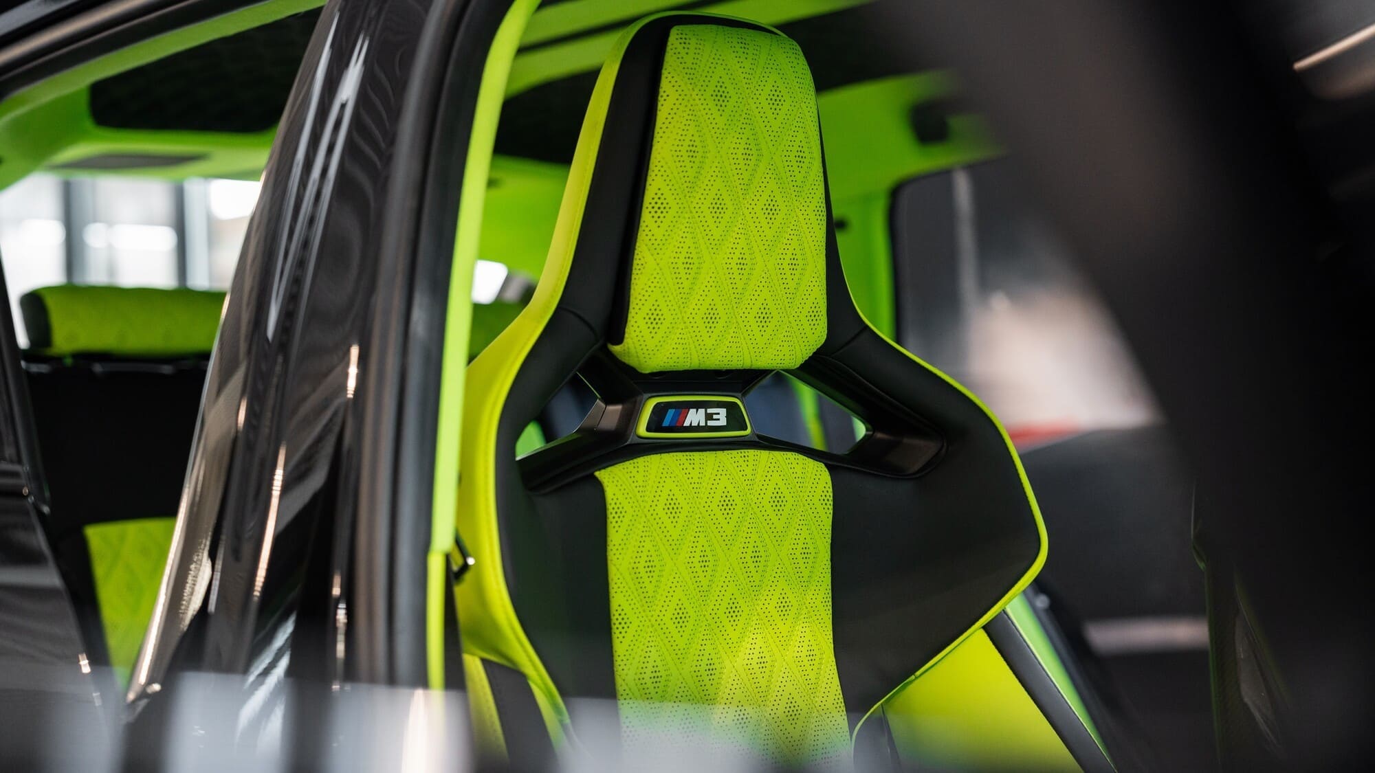 BMW M3 G81 TOURING: Hier wurde das gesamte Fahrzeug veredelt. Dazu gehören die Sitze, Türverkleidungen, Mittelkonsole, Armaturenbrett, Himmel und Kofferraum. Zudem wurden sämtliche Sonderausstattungen gewählt, sodass diverse Carbonelemente verbaut wurden und alle Lackteile im passenden “verde scandal” Farbton veredelt wurden.