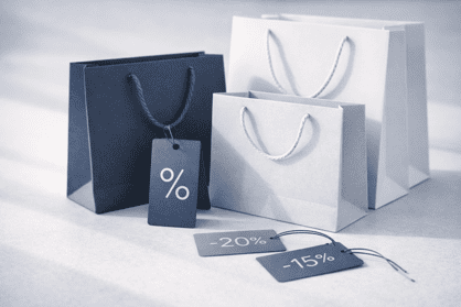 Einkaufstaschen stehen auf einem Tisch und zeigen die ZETTL Corporate Benefits.